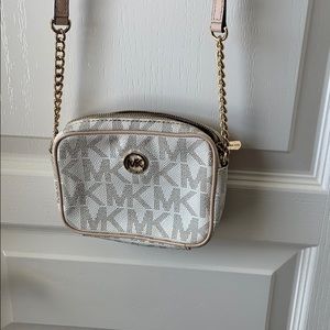- Michael Kors jet set messenger crossbody bag - white jetset